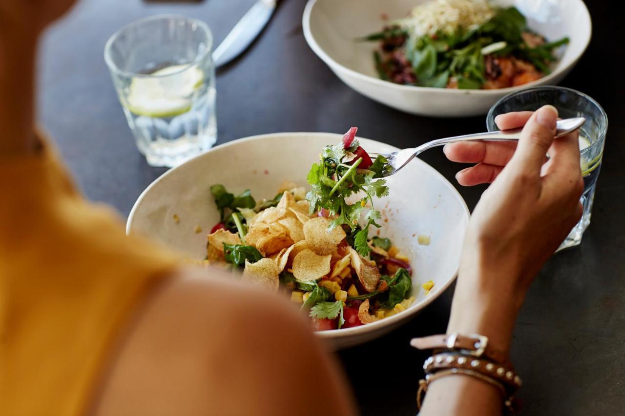 Hyatt Place Jaipur Malviya Nagar Kültér fotó A woman eating a salad