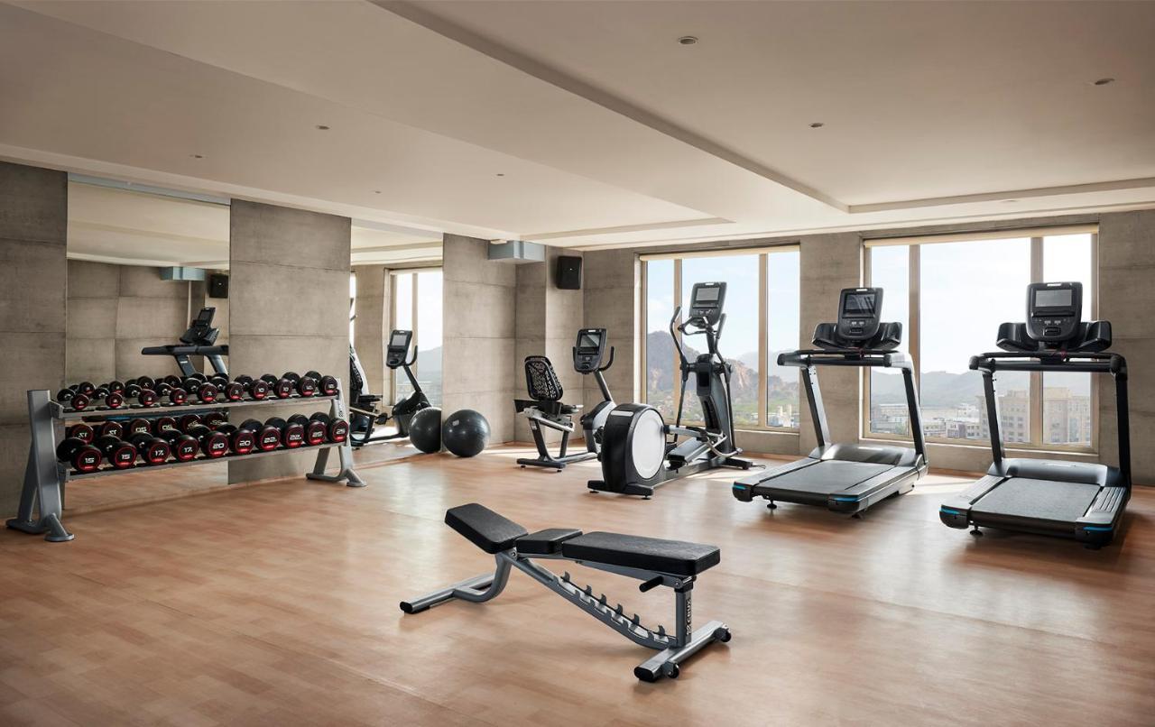 Hyatt Place Jaipur Malviya Nagar Kültér fotó A gym in a hotel